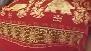 Mamelon porno vierge arabe avec des lunettes donne une pipe amateur