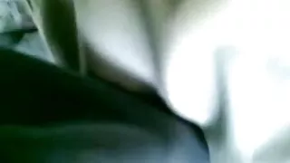 Un film porno des filles vierges mec avec une machine a interrompu la masturbation d'une femme noire et forcée de baiser