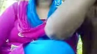Maman mature aux gros seins séduit son fils pour une baise orageuse sur la table film porno avec des filles vierges