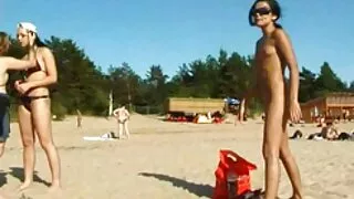 Pats bionda blonde massée scrotum joufflu devant la porno arabe vierge caméra Bâillonnement sur la bite