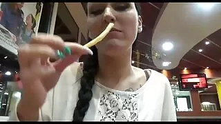 La fille video porno fille vierge s'est comportée sans inhibition avec son père et méritait une baise dans la cuisine