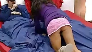 La salope film x vierge âgée Casca Akashova a enlevé son pantalon du mec et est venue à la bite