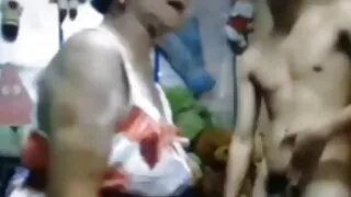 Se déshabille de manière séduisante video porno fille vierge et permet au mec de se faire baiser