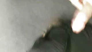 Le xnxx vierje chauffeur de taxi a léché la chatte rasée d'une brune à lunettes avant de copuler