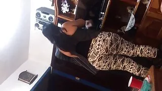 Une femme en lingerie fait une pipe à son mari et video porno fille vierge profite de sensations agréables