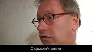Le mec a poussé la fille video de sexe vierge avec un vibromasseur et l'a battue avec son crustacé