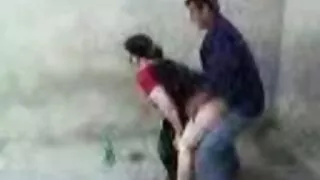 Le mari lèche joyeusement les trous de sa femme sexe vierge video et y enfonce ses doigts