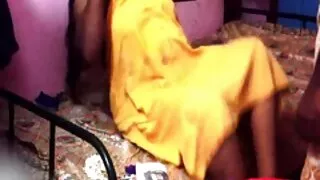 J'ai baissé ma culotte du copain film porno avec des filles vierges et j'ai commencé à caresser la bite avec ma bouche