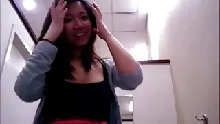 Femme avec piercing au nez faisant plaisir à sa fente dans une xxx video vierge vidéo privée