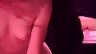Maman n'a pas passé le fils ivre couché et a commencé xxx video vierge à baiser avec lui