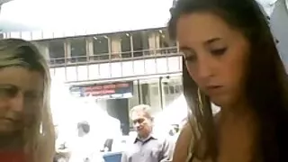 Elle a sorti sexe vierge video le pénis du pantalon du garçon et a commencé à s'amuser avec lui