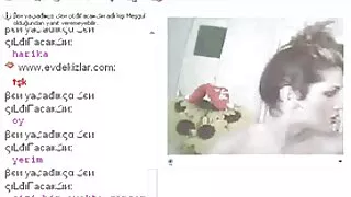 Attaché filme porno vierge au lit fille matelassée et baisée par un robot
