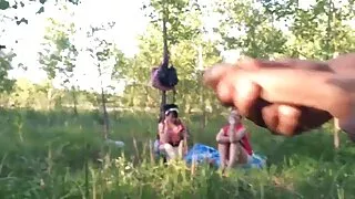 Le maître a mis une sexx vierge fille attachée en levrette et l'a clouée par derrière