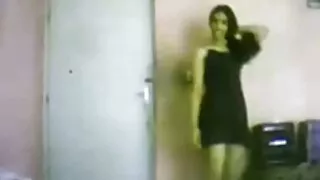 La femme plaît pornos vierge à son mari avec son apparence vulgaire et le donne ardemment au lit