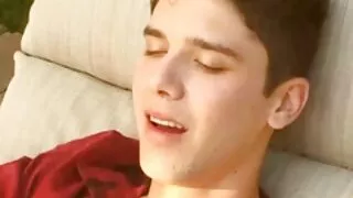 Les amoureux pulvérisent du sperme sur le pornos vierge visage de deux partenaires en compilation