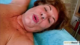 Sperme sur le visage d'une maîtresse mature après un video porno des fille vierge Cunnilingus