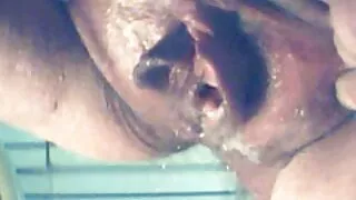 Dame aux cheveux noirs manipule habilement la chatte humide pour un enregistrement privé film x femme vierge