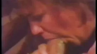 Une brune video porn vierge aux gros seins se masturbe en collants corporels