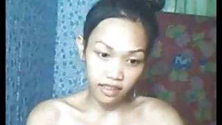 Une fille aux gros seins doigte une bite et se branle avec des seins film porno de fille vierge