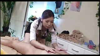 Pénétrée dans l'entrejambe par une brune asiatique titrée et film porno femme vierge une éjaculation faciale
