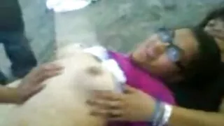 Une femme mûre baise son film porno de fille vierge mari au lit et avale son sperme