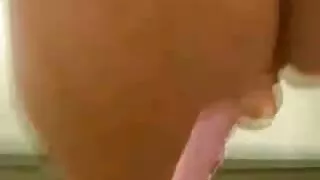 Mise porn femme vierge en scène devant la caméra spectacle oral pour le public