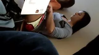 Une superbe blonde séduisante film x fille vierge se déshabille et pose devant la caméra
