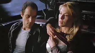 Le mec a ramené une xnxx femme vierge fille blonde à la maison et l'a coincée dans sa bouche
