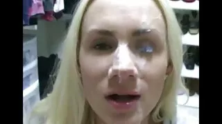 Les noirs ont aidé la blonde à écarter le video de sexe vierge trou du cul et à se faire baiser dans le cul