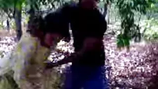 Une jolie fille porno vierge arab russe suce la bite d'un pick-up dans la nature