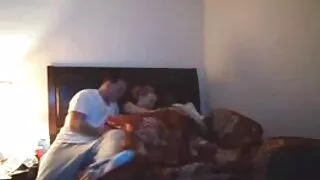 La masseuse masturbe video porno fille vierge habilement le phallus du client avec ses mains et fait jouir
