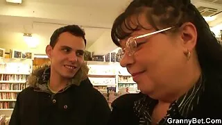 Superbe brune sex hd vierge aime se promener dans la maison en bas blancs