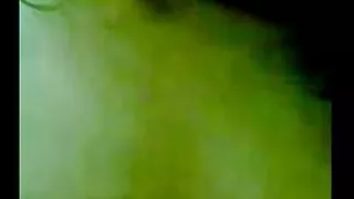Une fille en bas se tourne pour xxx video vierge montrer des trous mouillés sous le meilleur jour