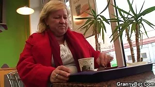 Une femme ivre s'assoit à genoux devant son mari et suce son pénis femme vierge porn