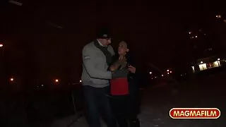Un filme porno vierge couple de Buomom Upskirt dans une session nue montre des délices