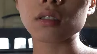 Jeune fille forcée video porno fille vierge d'obtenir chacune des bites dans le cul
