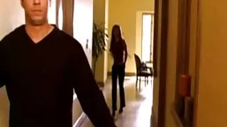 Une fille à la queue de cochon en bas chics film porno vierge prend des poses coquines
