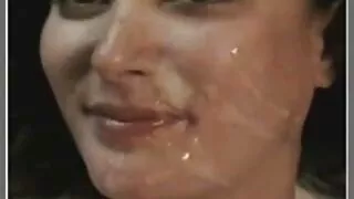 Elle s'est agenouillée et a fait une pipe impressionnante au xnxx femme vierge mec jusqu'à ce qu'il jouisse