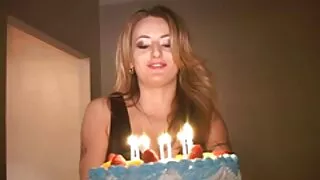 Les filles regardent leur petite amie sucer une bite film porno filles vierges devant la caméra