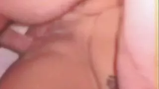 Lust babe babe se tient en levrette devant la caméra et baise un video porno fille vierge gode
