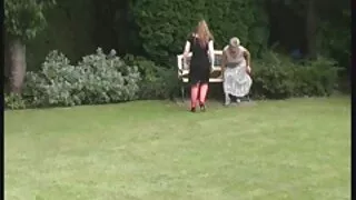 Bite Noire fraîchement battue avec une fente sexe vierge video poilue mince de Natalie Brooks