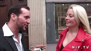 Une brune chaude suce une film x jeune fille vierge grosse bite et a des relations sexuelles
