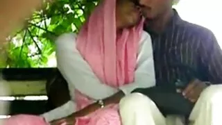 Plantureuse fille douce et humide traite dans un bain à remous video porno fille vierge en mousse