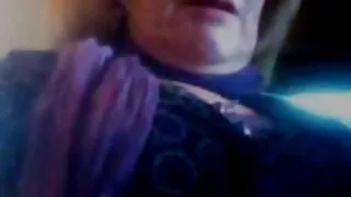 Une strip-teaseuse se déshabille et montre un xnxx vierge nouveau piercing intime