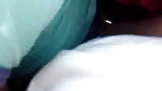 La femme est assise soumise devant video porno fille vierge son mari à genoux et sert la bite avec sa bouche