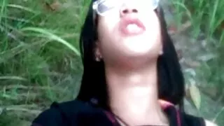 Un homme robuste aux teintes foncées a fourré une filme porno vierge bite dans le vagin serré d'une fille blanche