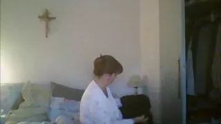 La chienne est restée seule en bas et porno vierge arabe a attrapé l'homme avec Anal