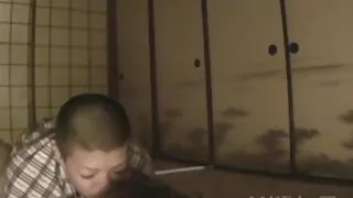 Une fille rousse séduit son père pour baiser en levrette dans la salle de bain film x vierge