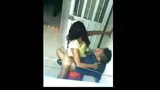 Un groupe film porno de fille vierge de filles s'occupe d'une bite dans le but de se faire jouir